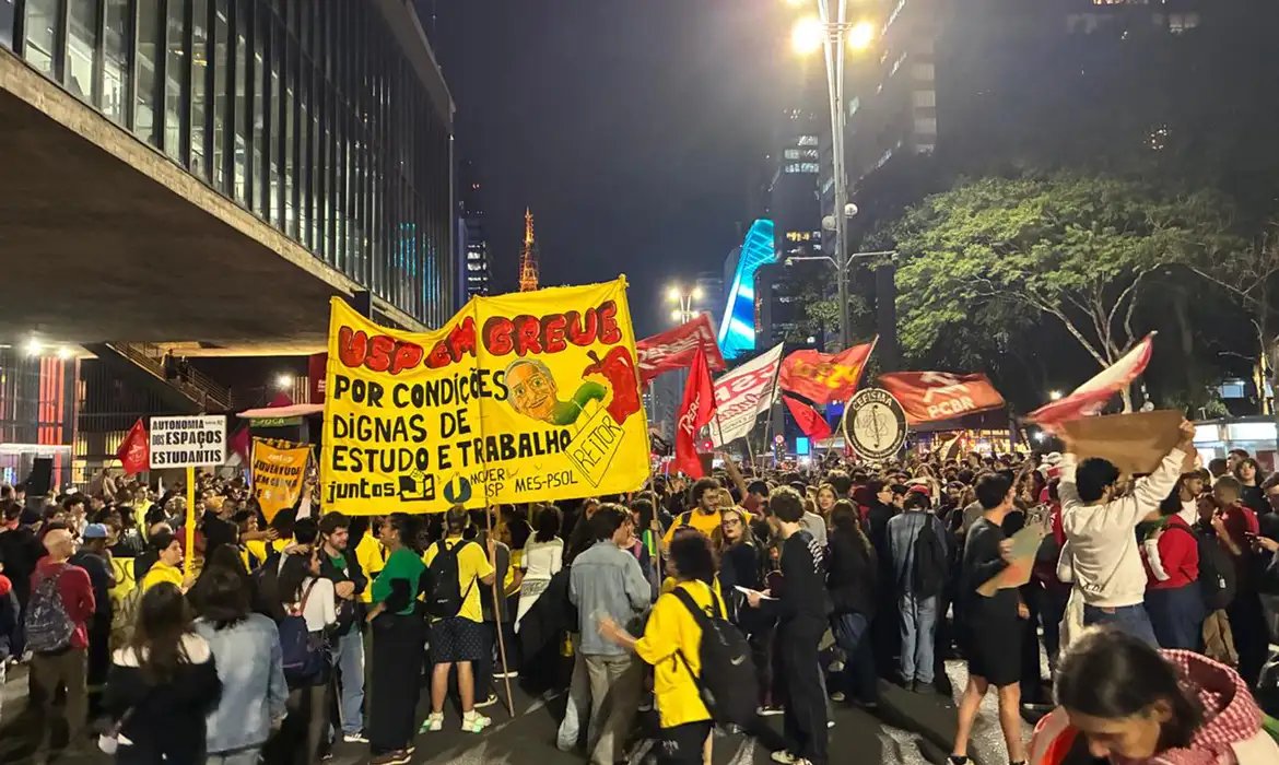 Ato de alunos da USP cobra diálogo com reitoria