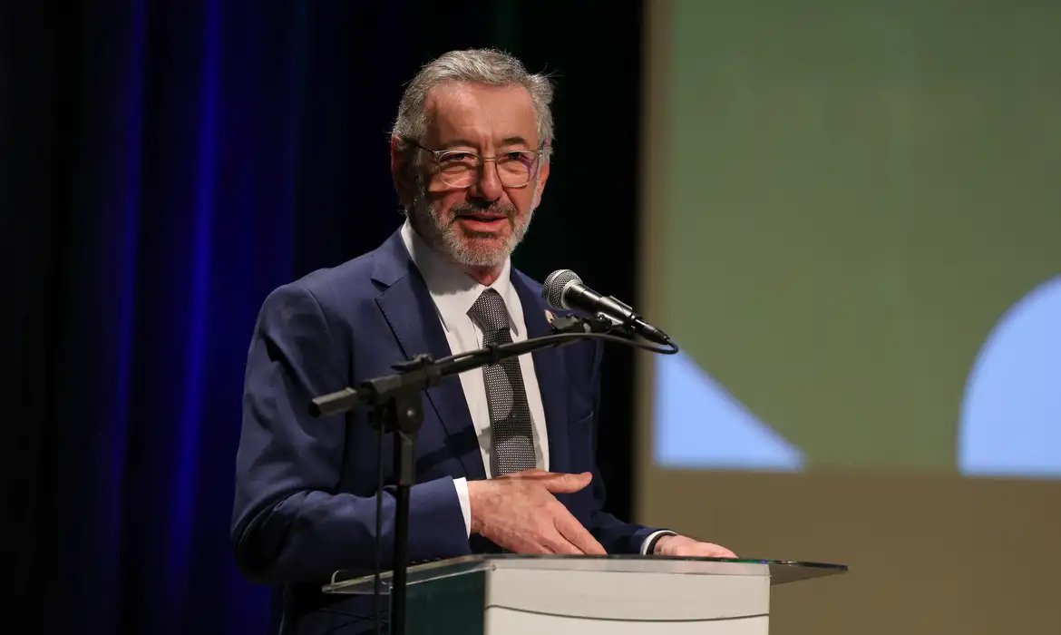 “Brasil não vai abandonar a mesa”, diz ministro sobre taxação dos EUA