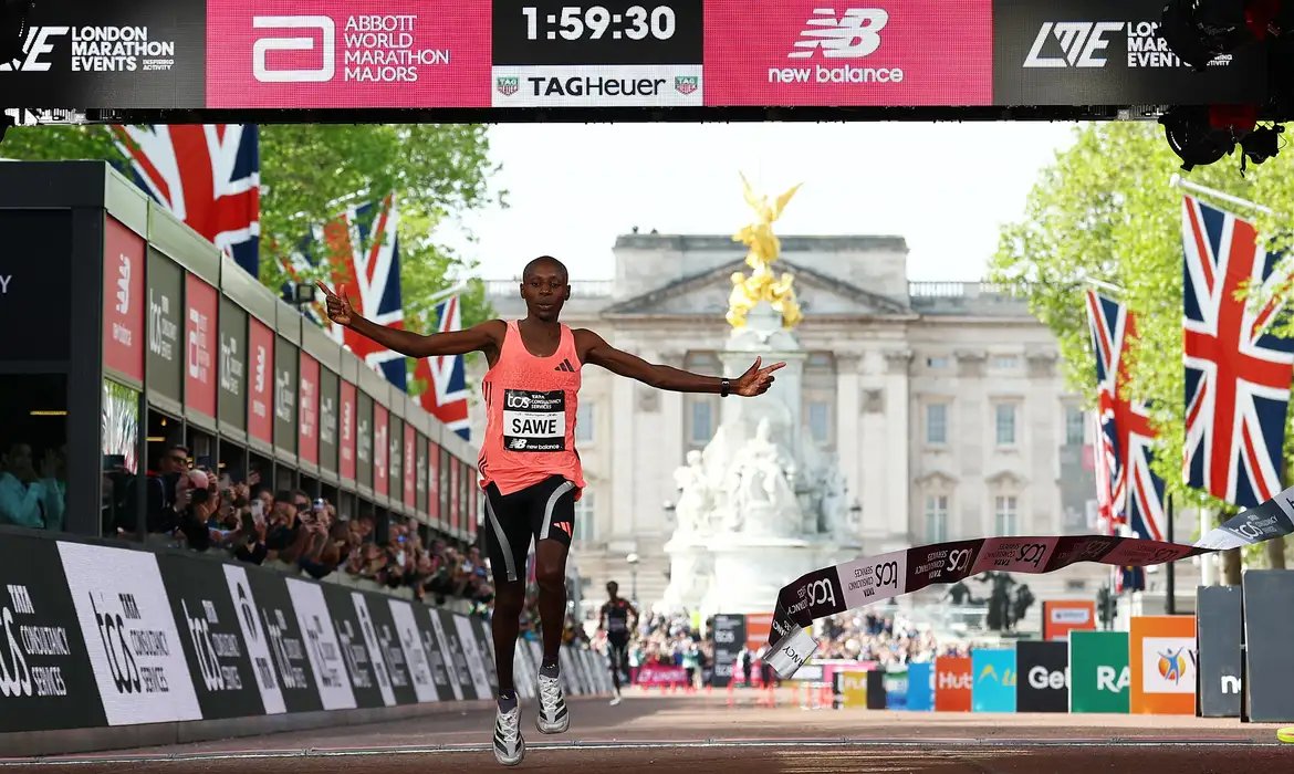 Queniano se torna primeiro atleta a correr maratona abaixo de 2 horas