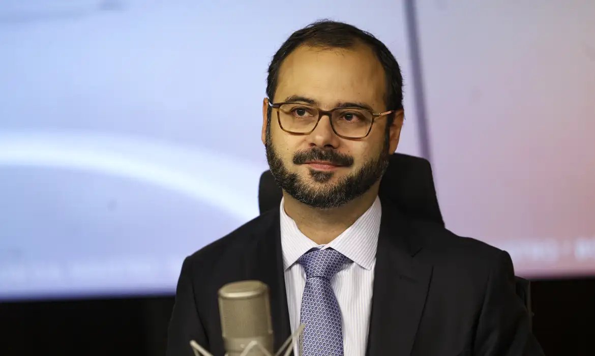 Governo avalia aumento de contratação pelo MEI com o fim da 6x1