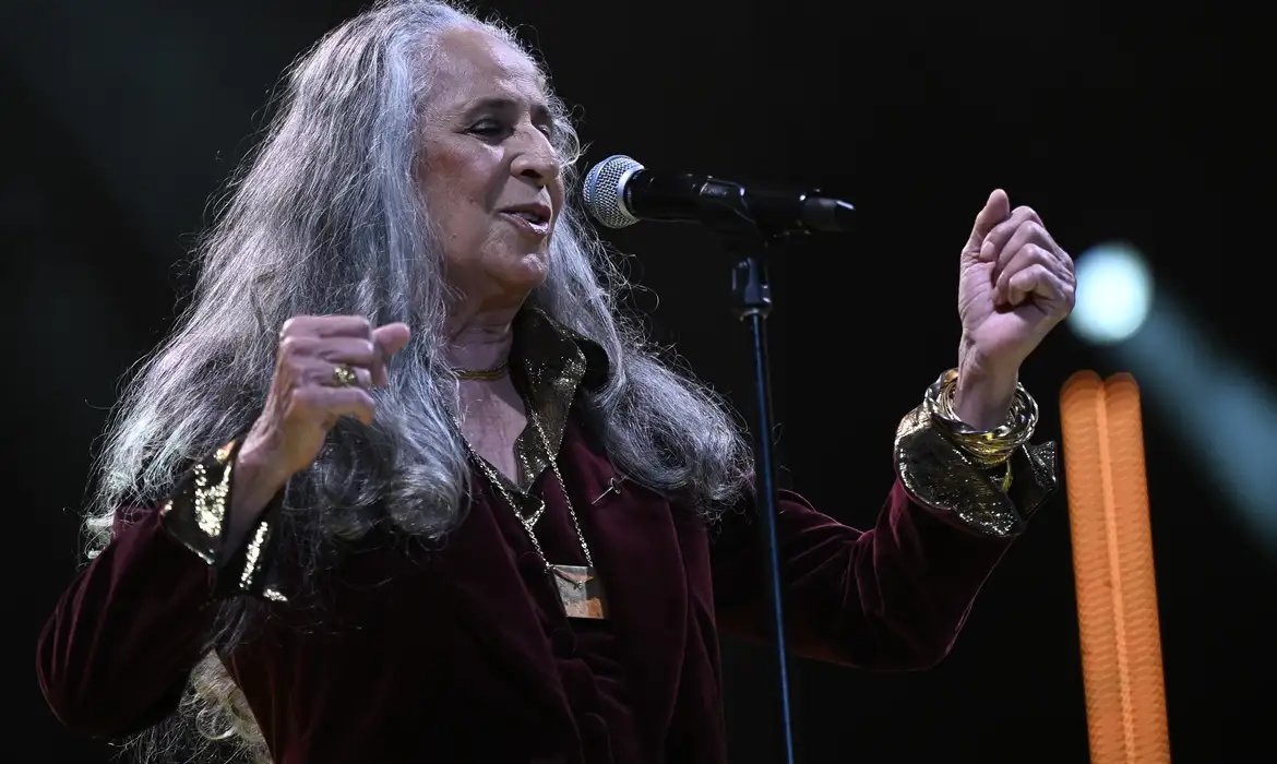 Maria Bethânia chega aos 80 anos como referência da música brasileira