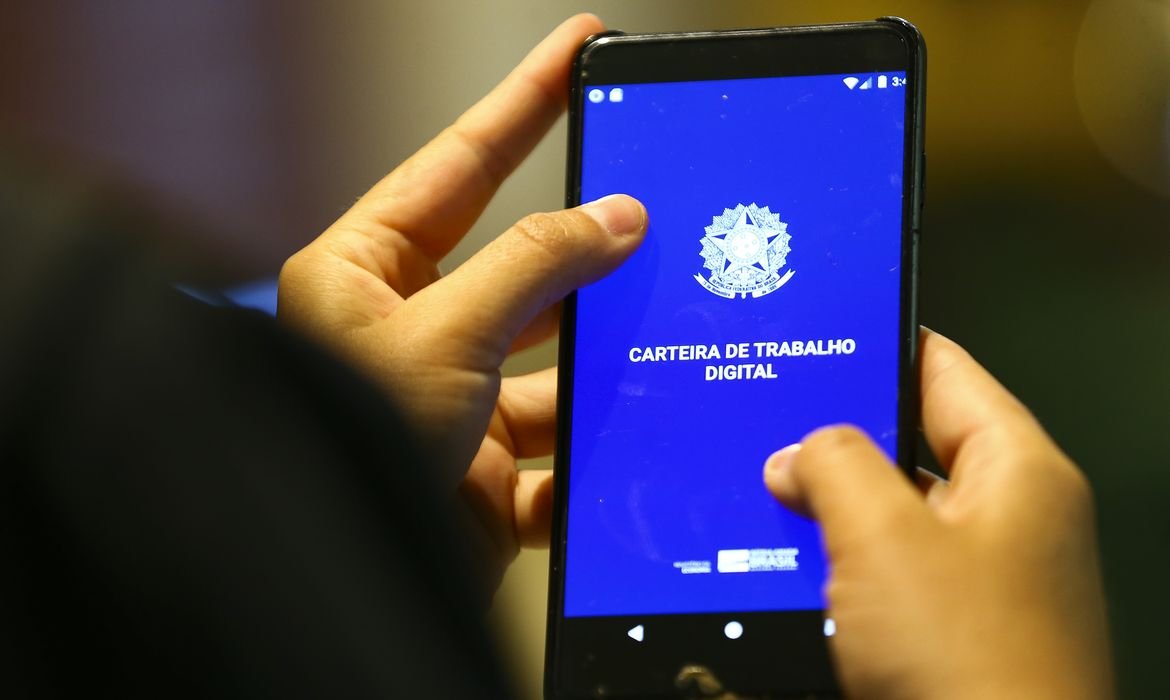 Mercado de trabalho formal cresce 3,6%; serviço público puxa alta