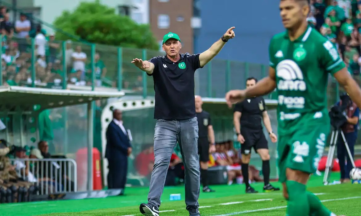 Chapecoense anuncia demissão do técnico Gilmar Dal Pozzo