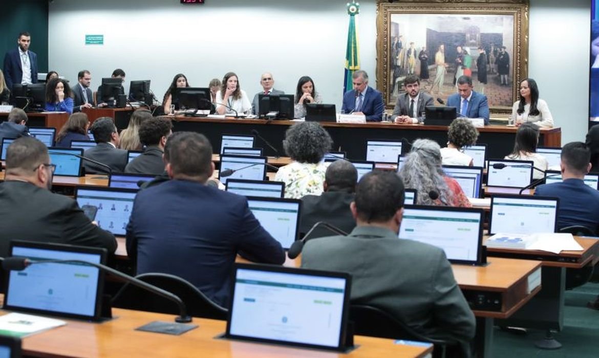 Deputados votam redução da maioridade penal em comissão  