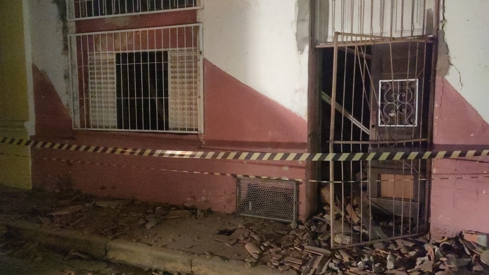 Casarão abandonado desaba no Centro Histórico de Cuiabá