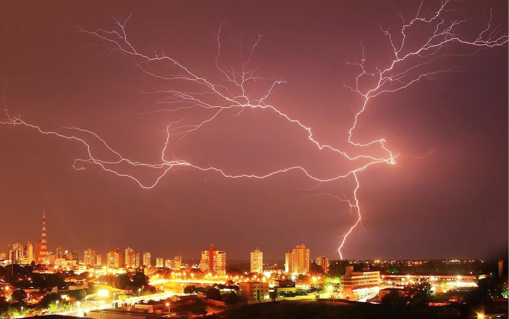 Todos os municípios de MT entram em alerta para o risco de tempestades e queda de raios