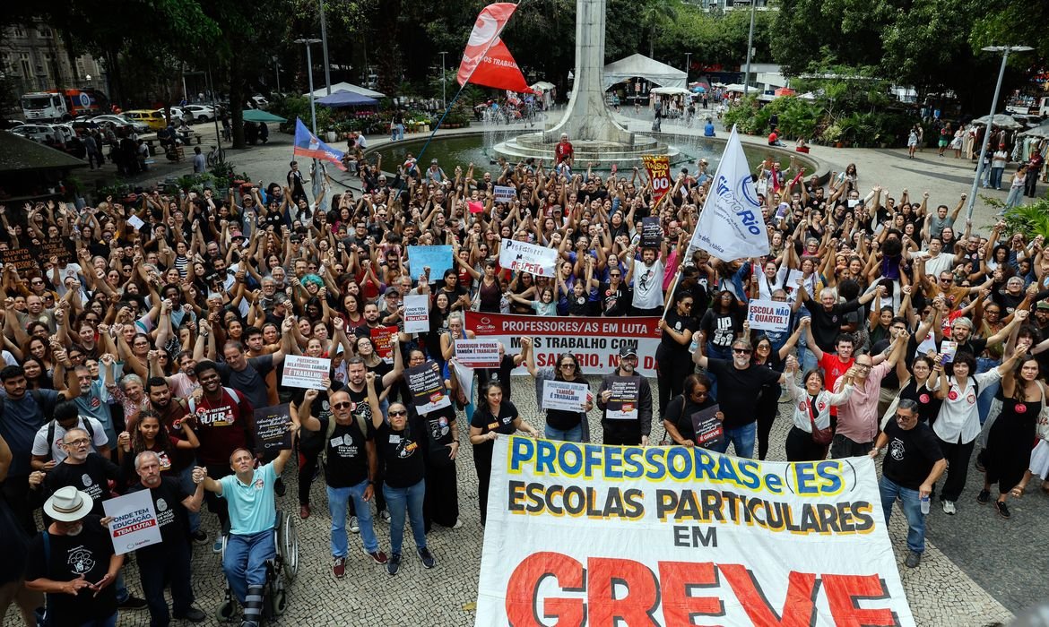 Professores de escolas particulares do Rio fazem greve de 24 horas