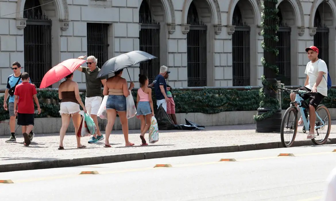 Dia será de muito calor na maior parte do Brasil
