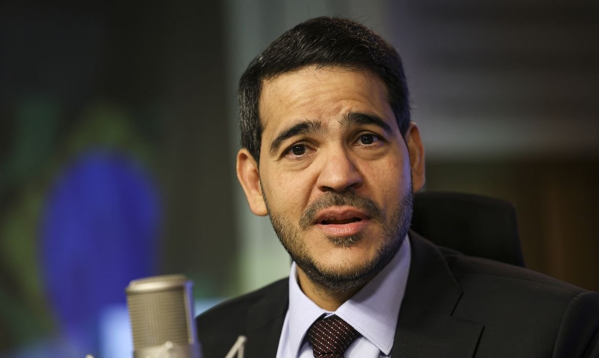 Lula diz que vai indicar novamente Messias ao STF
