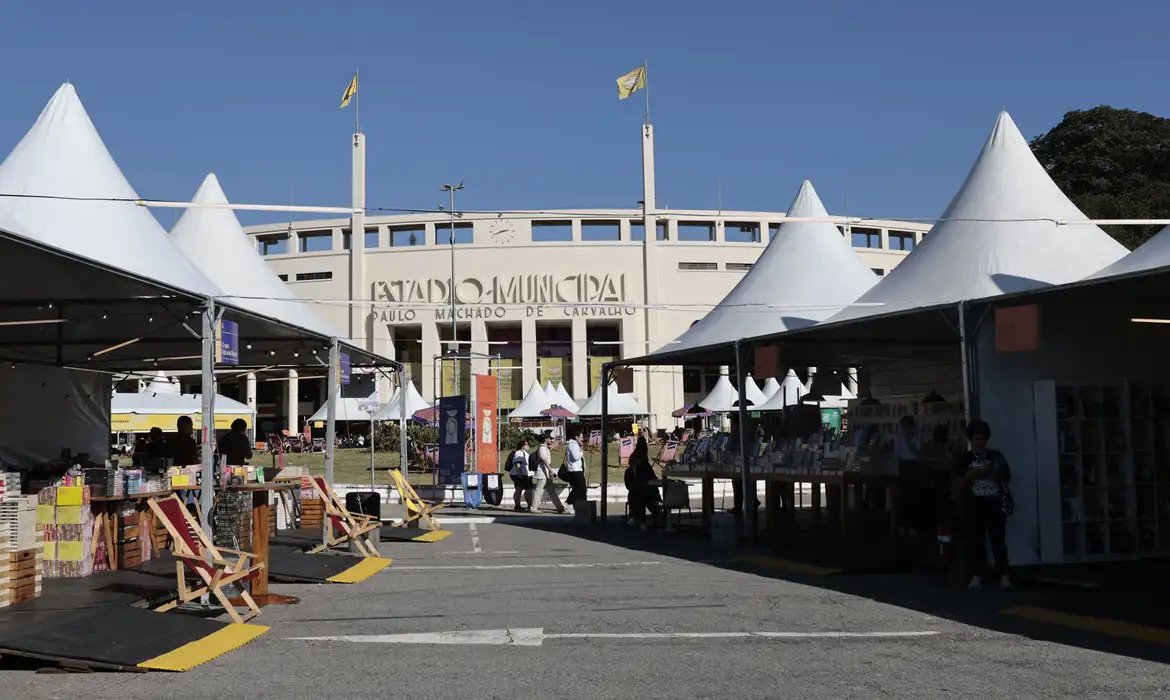 Feriado em SP tem programação gratuita em feira do livro no Pacaembu