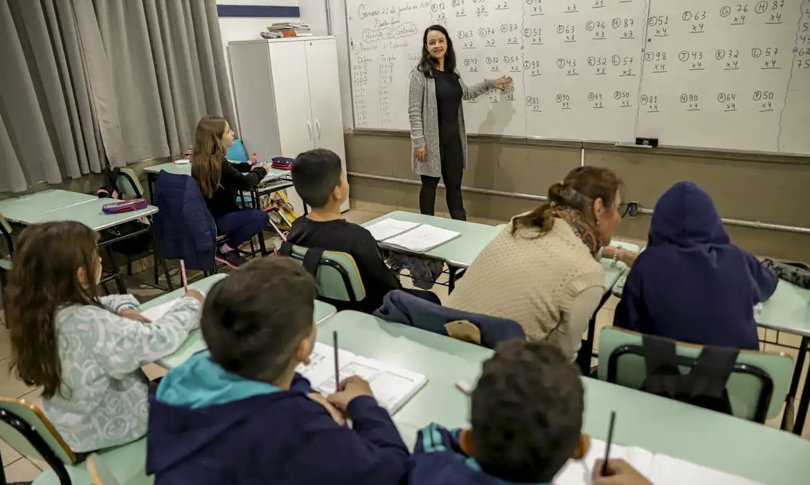 Senado aprova MP que estabelece piso de R$ 5.130 para professores