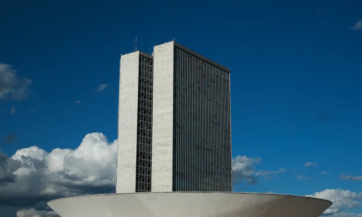 Câmara cancela passaporte diplomático de Eduardo Bolsonaro e Ramagem