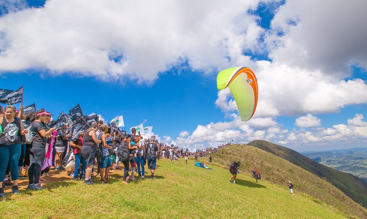 Manifestantes fazem abraço símbolico na Serra da Moeda, em MG