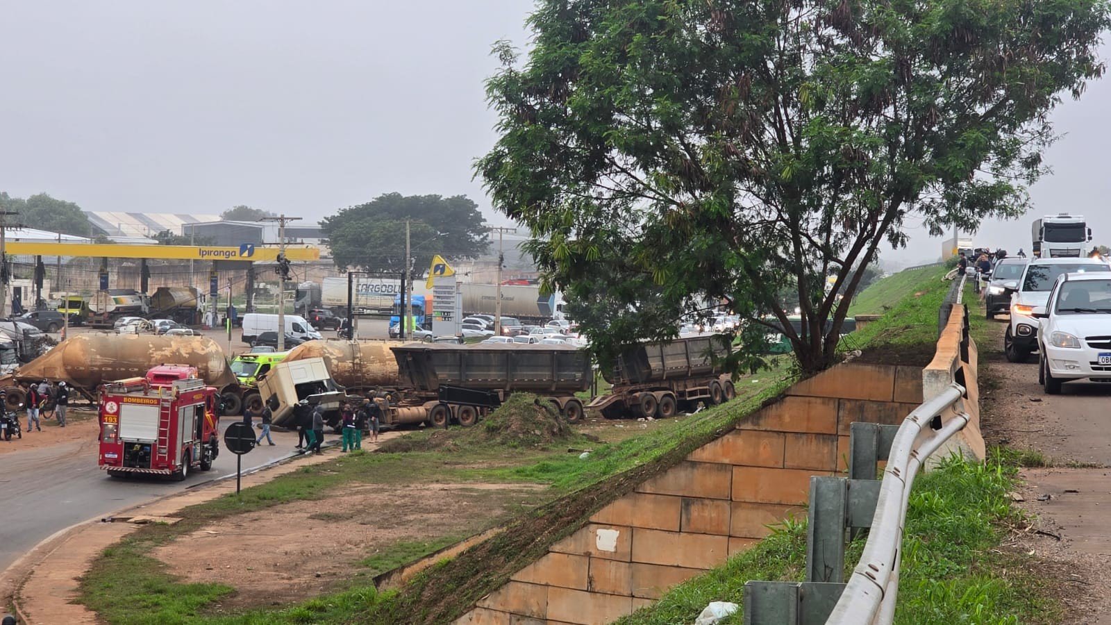 Duas carretas caem de viaduto após batida na BR-364 em Cuiabá