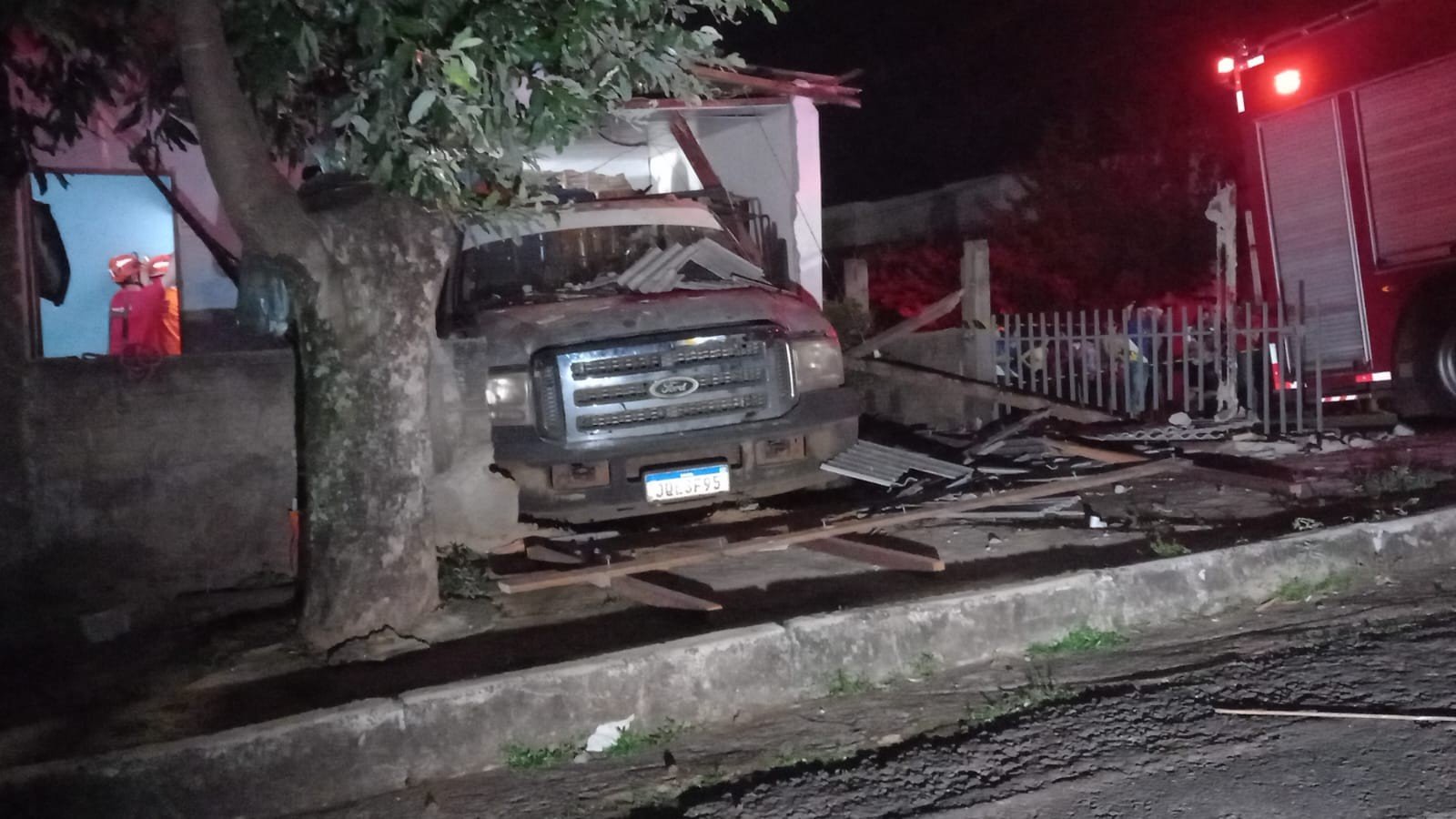 Caminhonete desgovernada invade casa de ré e mata duas mulheres em MT