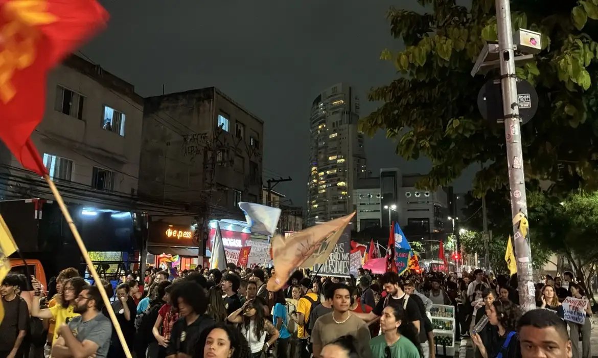 Estudantes protestam contra cortes nas universidades de SP