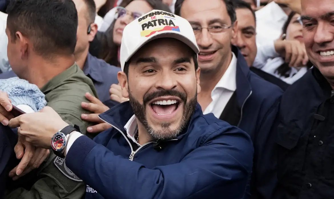 Candidato de direita La Espriella vence disputa acirrada na Colômbia
