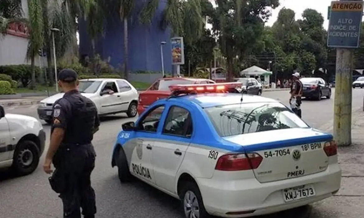Em cinco dias, dois PMs do Rio morrem com tiros de fuzil na cabeça