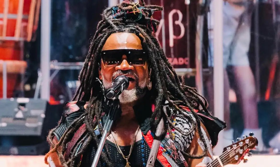Carnaval de Salvador: Carlinhos Brown inaugura novo trio elétrico