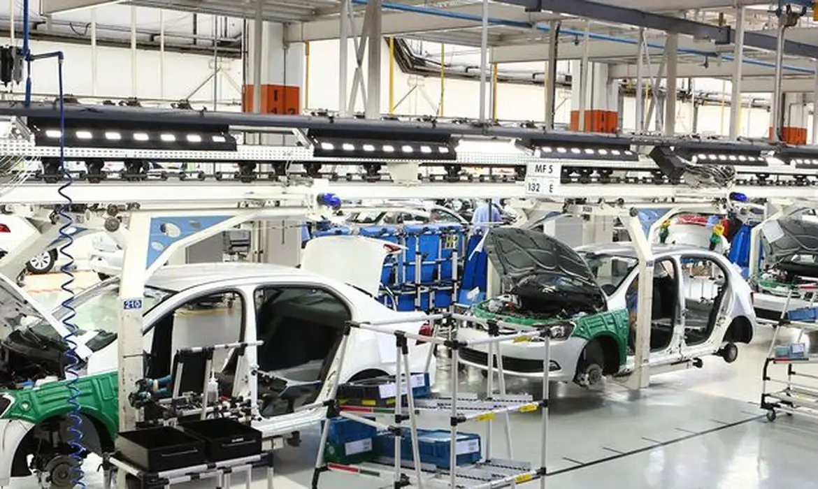 Indústria nacional avança 0,9% em fevereiro