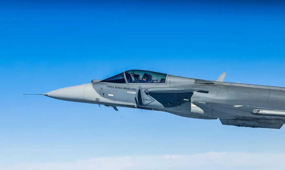Brasil apresenta primeiro caça F-39 Gripen fabricado no país