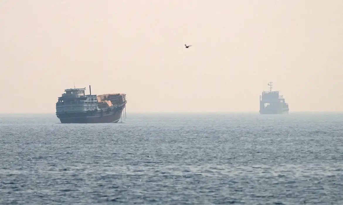 Trump recua e desiste de cobrar taxa sobre navios no Estreito de Ormuz