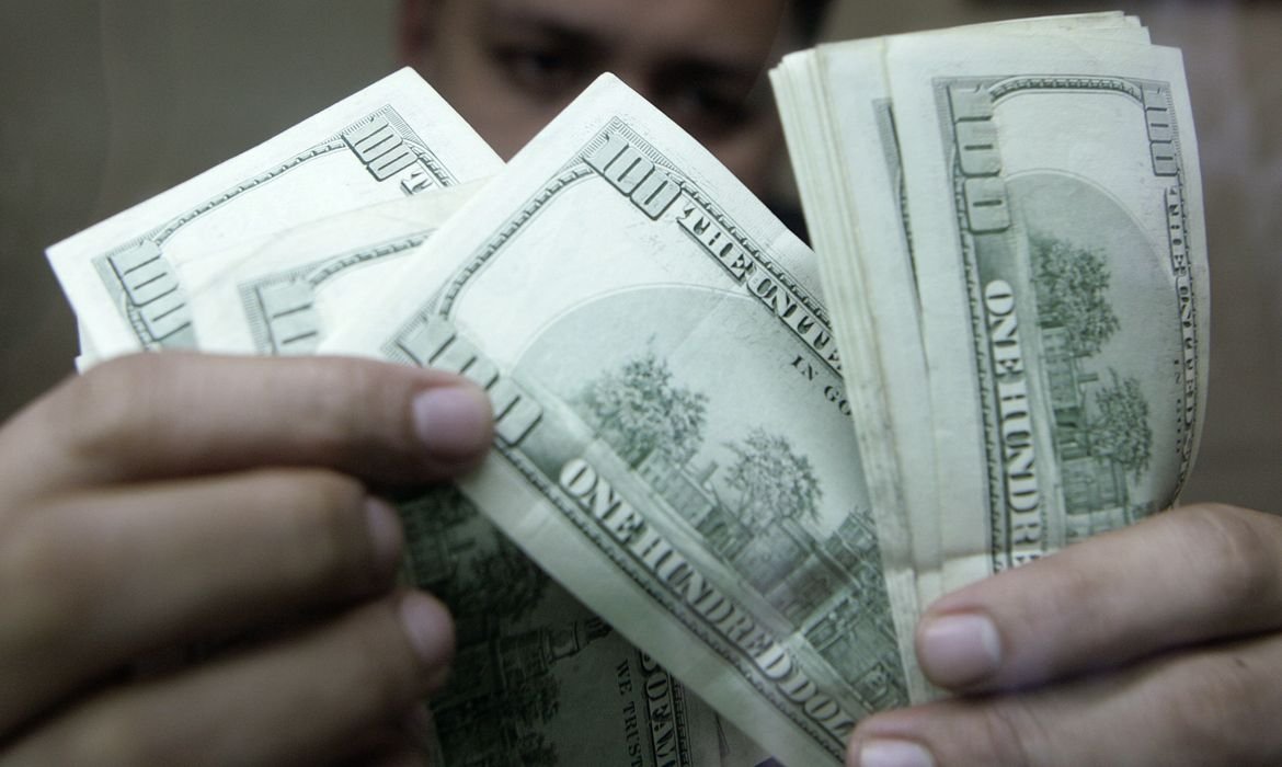 Dólar fecha estável, mas acumula queda de 1,82% em julho