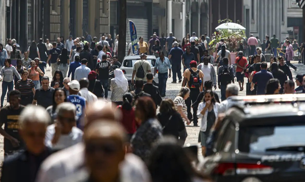 Mais de 8,6 milhões deixam pobreza; Brasil tem melhor nível desde 2012