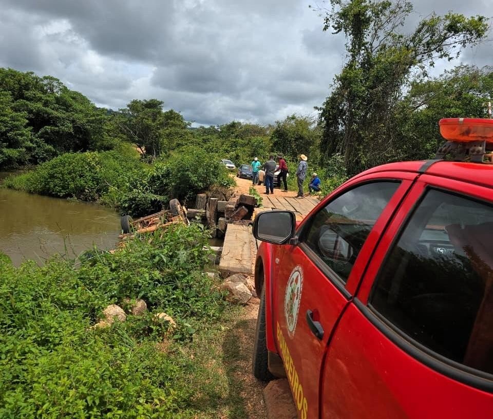 Corpo de mulher é resgatado após ficar preso às ferragens de caminhão que caiu de ponte de madeira em rio de MT
