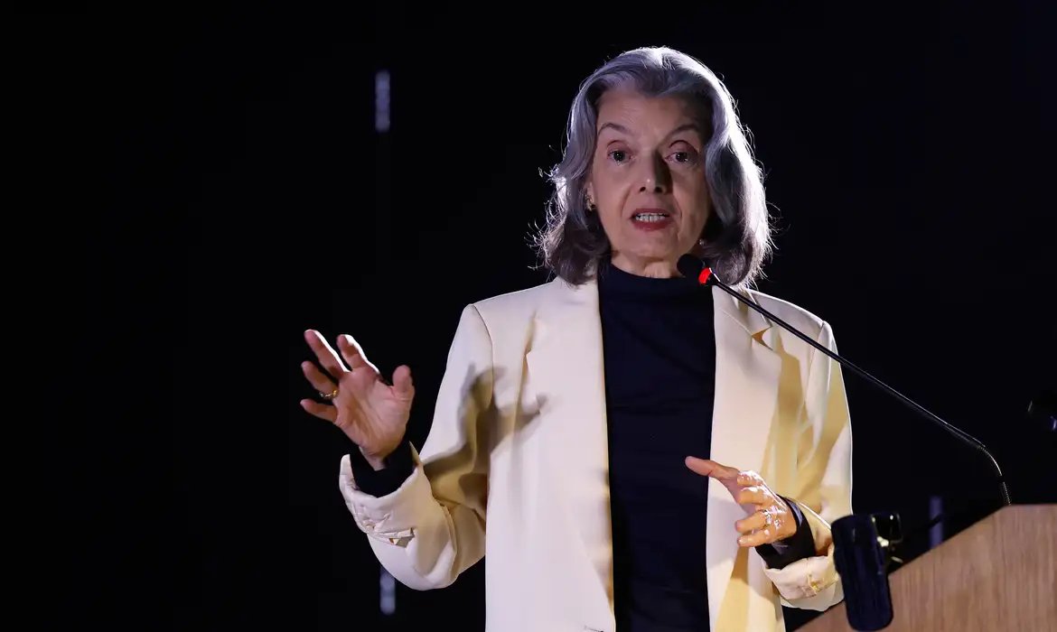 Carmén Lúcia: \"ditadura é como erva daninha que precisa ser cortada\"