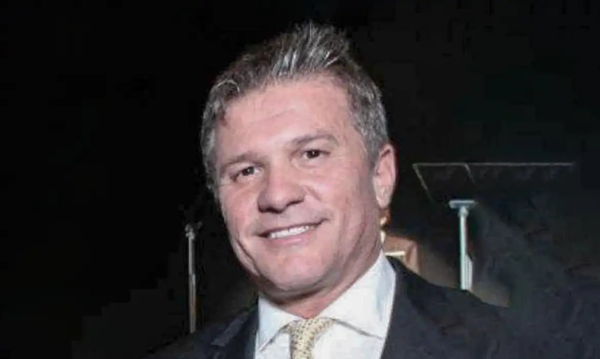 Mendonça vota para manter prisão de pai de Vorcaro; Gilmar pede vista 