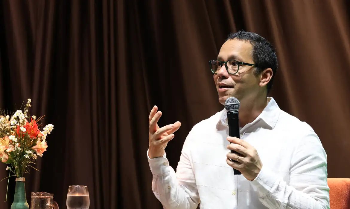 Escritor diz que literatura tem poder de humanizar e levar à reflexão