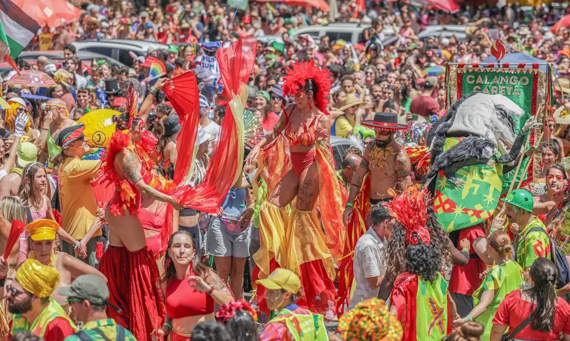 Calango Careta ocupa Brasília com alegorias, orquestra e arte circense