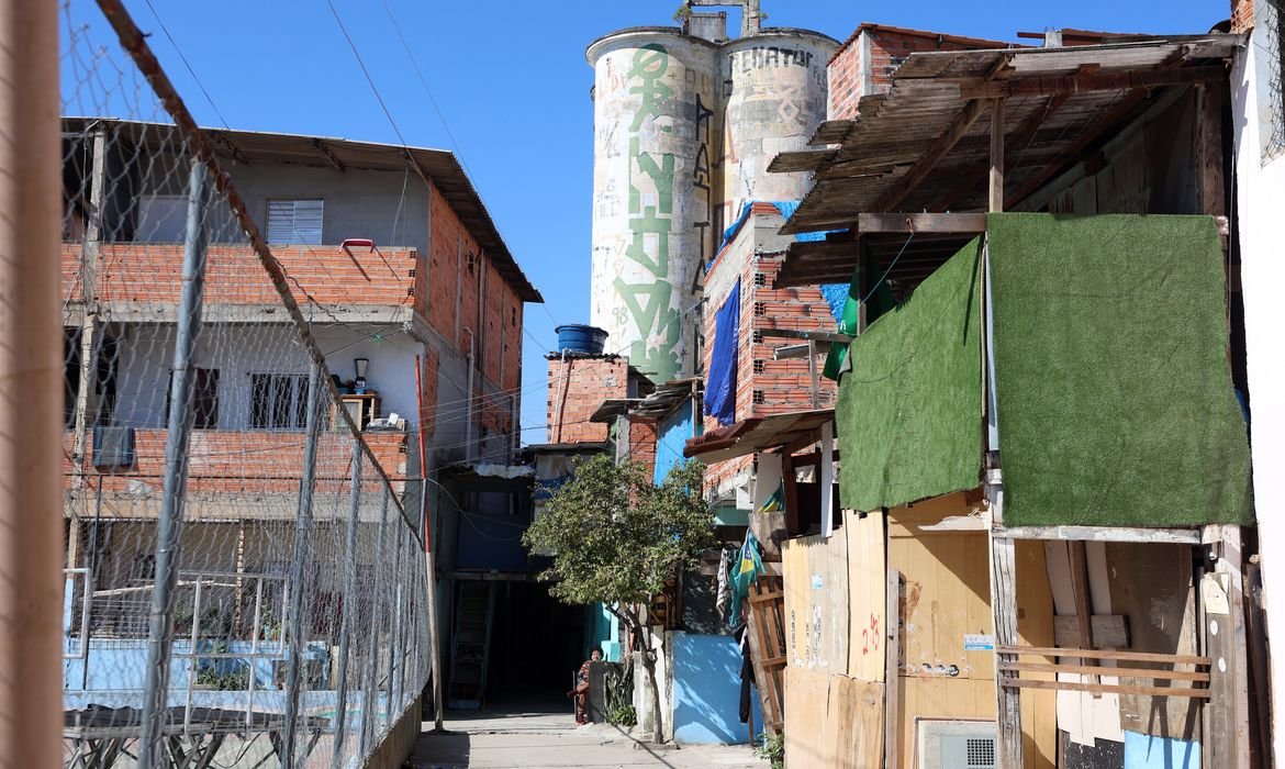 4 em cada 10 brasileiros convivem com facções no bairro, diz pesquisa