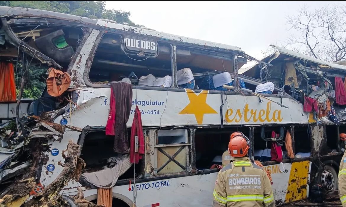 Oito pessoas morrem em tombamento de ônibus em Petrópolis