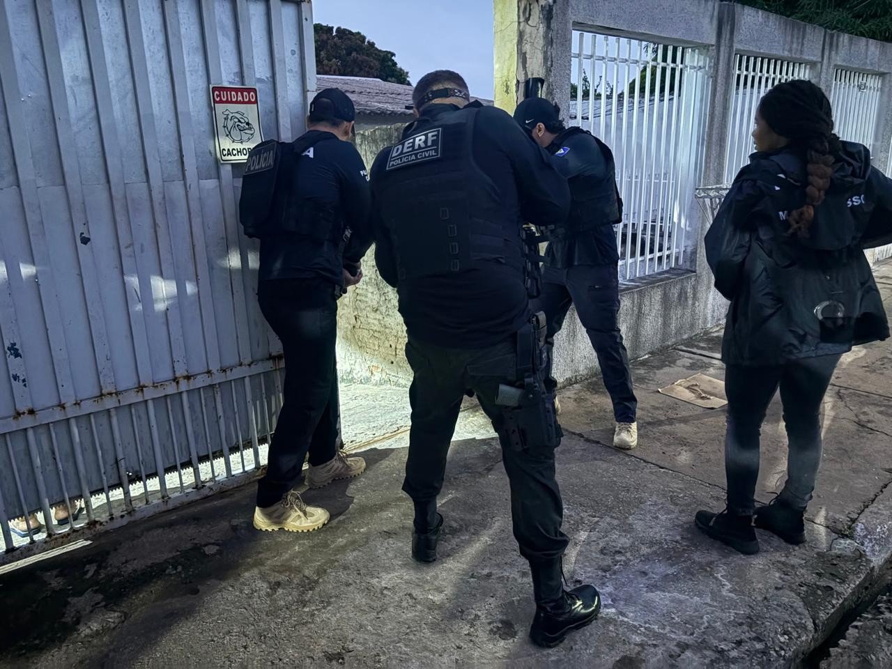 Grupo suspeito de arrombar veículos e e furtar armas, cartões e documentos é alvo de operação em MT