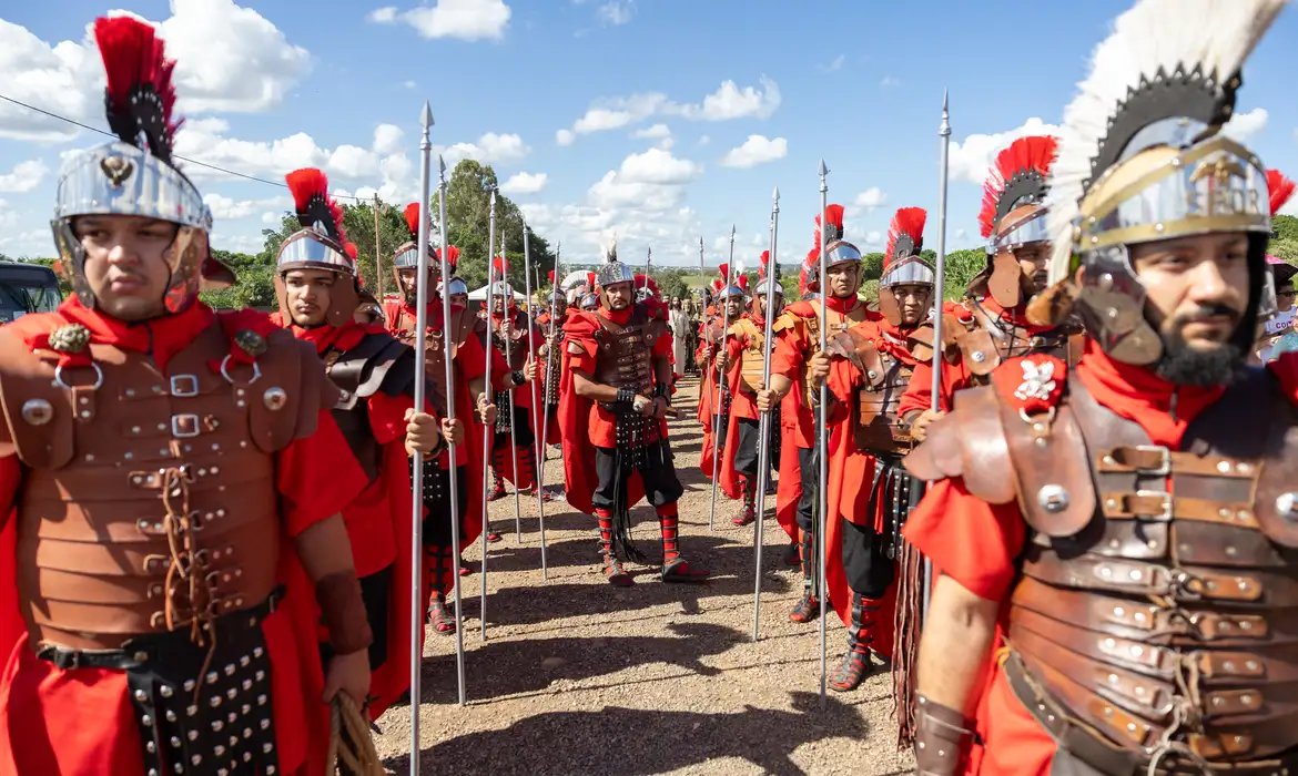 Fiéis acompanham Via Sacra de Sexta-Feira Santa no Distrito Federal