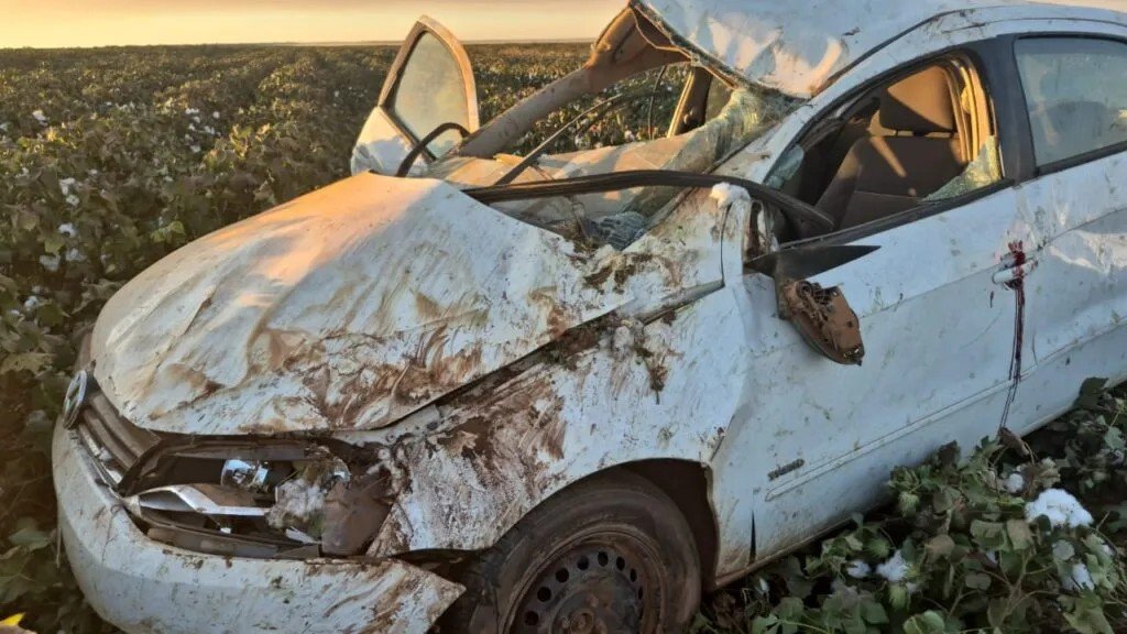 Mulher morre após carro capotar e marido foge antes da chegada da polícia em MT