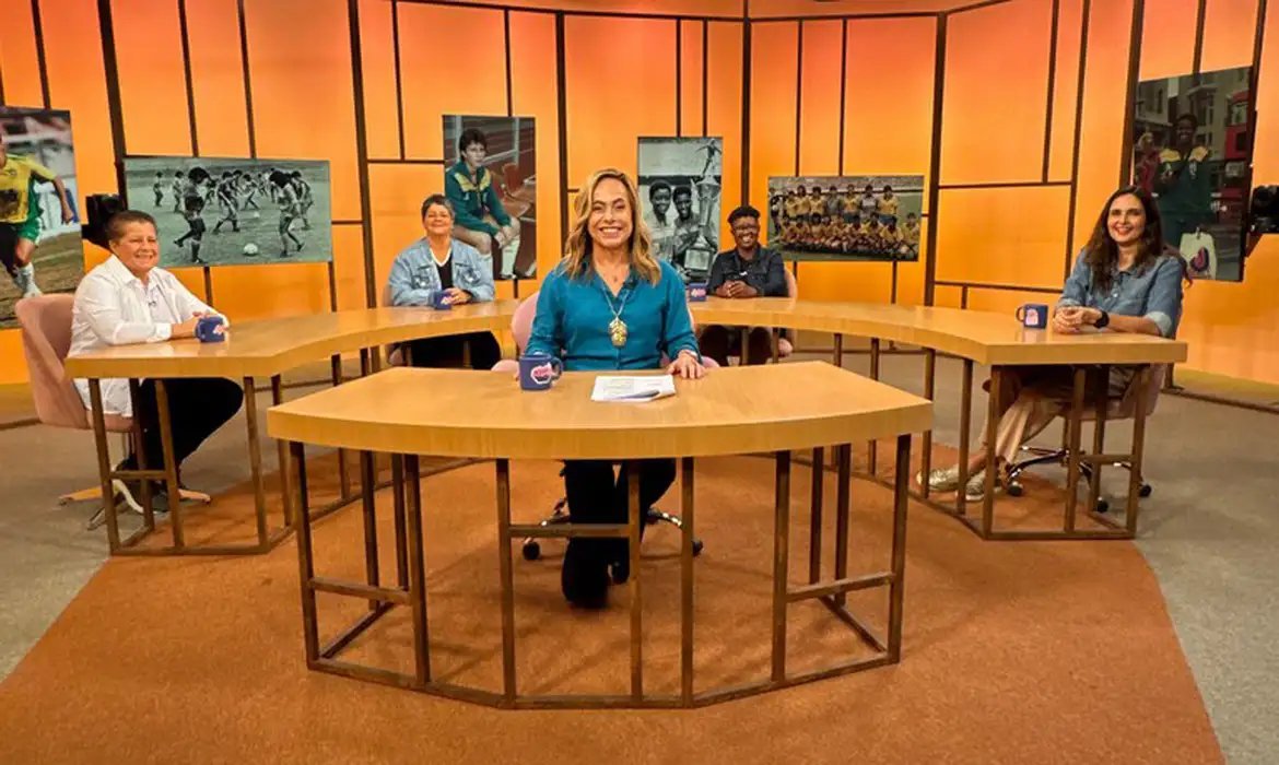 Sem Censura recebe pioneiras do futebol a um a 1 ano da Copa no Brasil