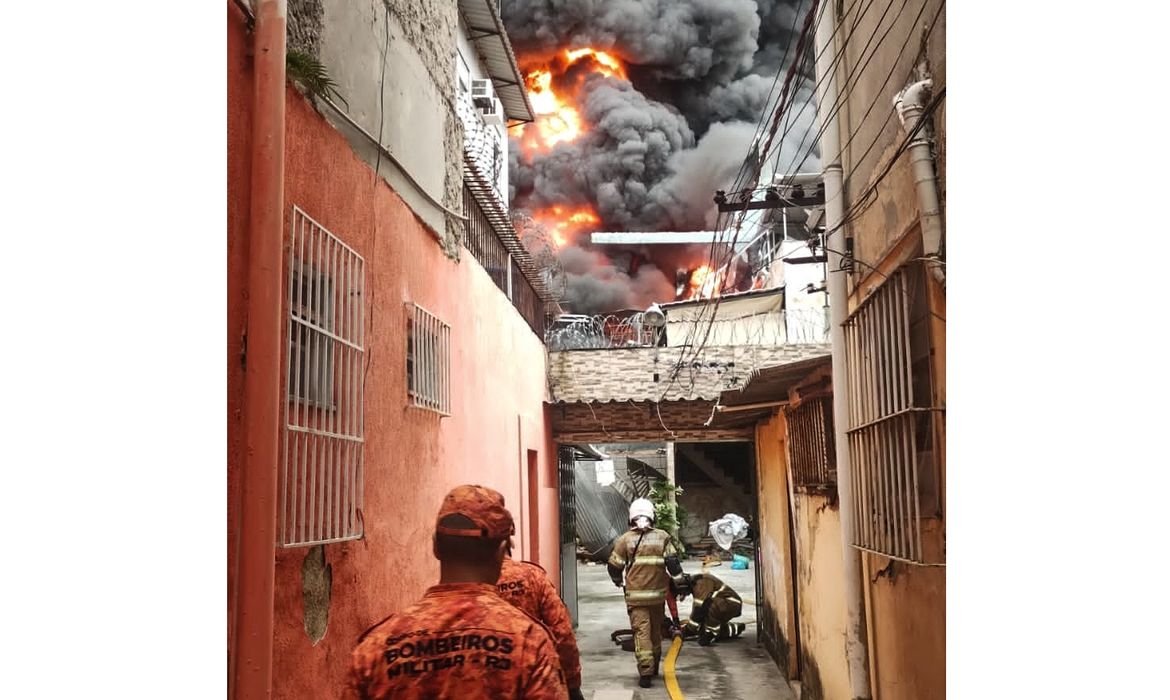 Incêndio de grandes proporções atinge galpão no Rio