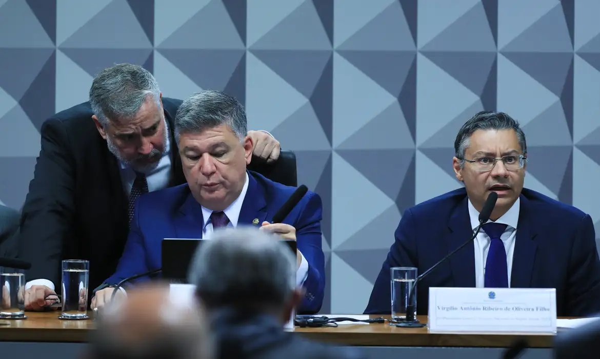Ex-procurador do INSS não responde perguntas do relator na CPMI