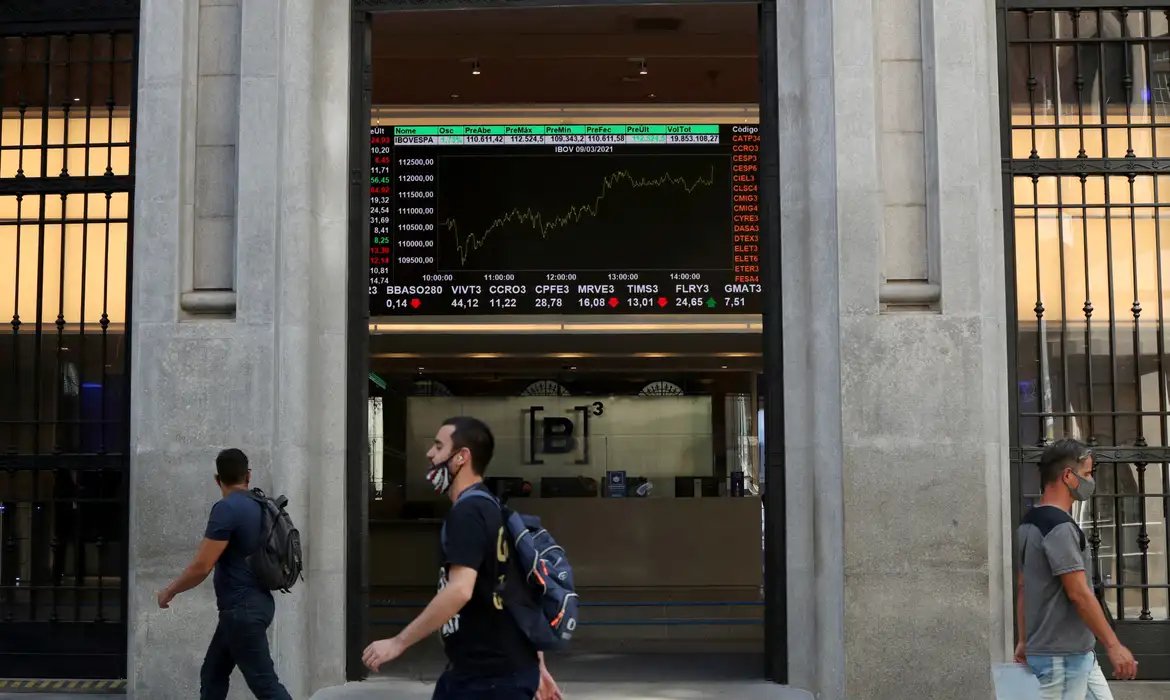 Dólar tem leve queda e permanece acima de R$ 5,40