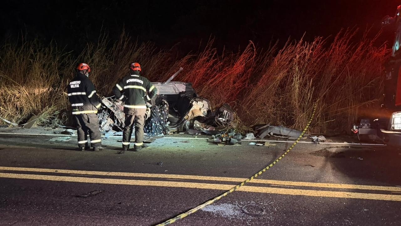 Casal morre e 3 crianças ficam feridas em batida entre carro e micro-ônibus em MT