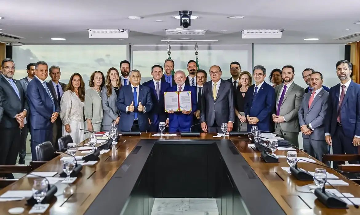 Lula sanciona Lei Antifacção e defende prisão de magnatas do crime