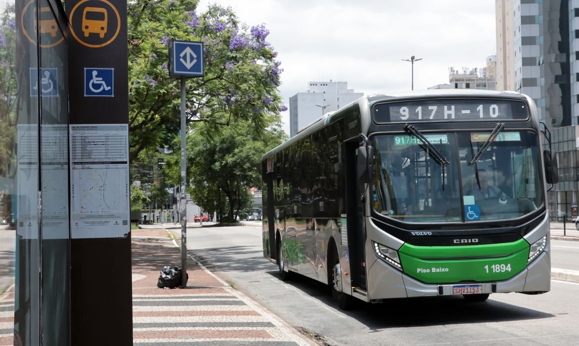 Setor de serviços fica estável em junho e sobe 2% no 1º semestre