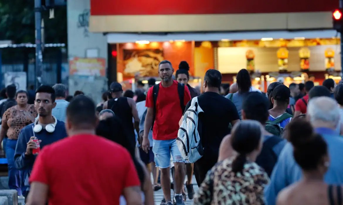 Desemprego chega a 5,8% no trimestre encerrado em abril, diz IBGE