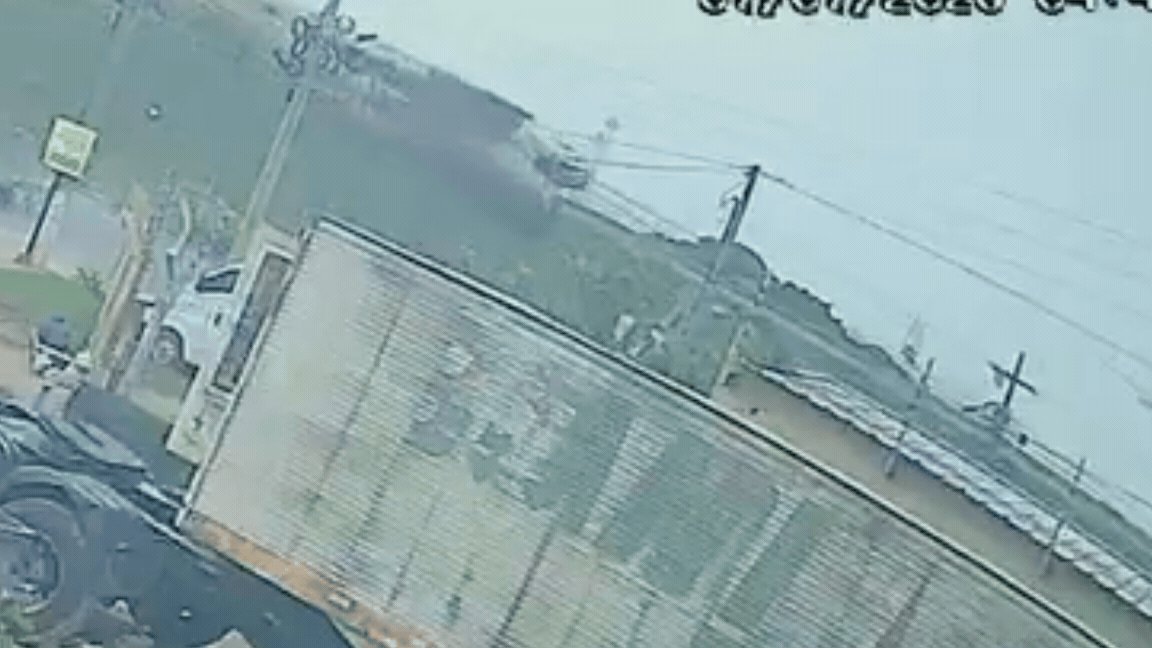 VÍDEO: câmera registra momento em que carretas caem de viaduto em Cuiabá