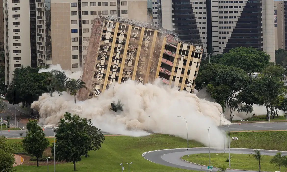 Tradicional hotel de luxo é implodido no centro de Brasília