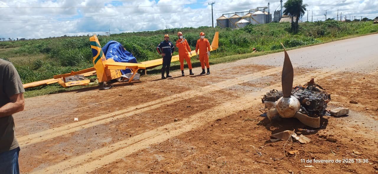 Avião agrícola cai na BR-070, mata piloto e interdita estrada em MT