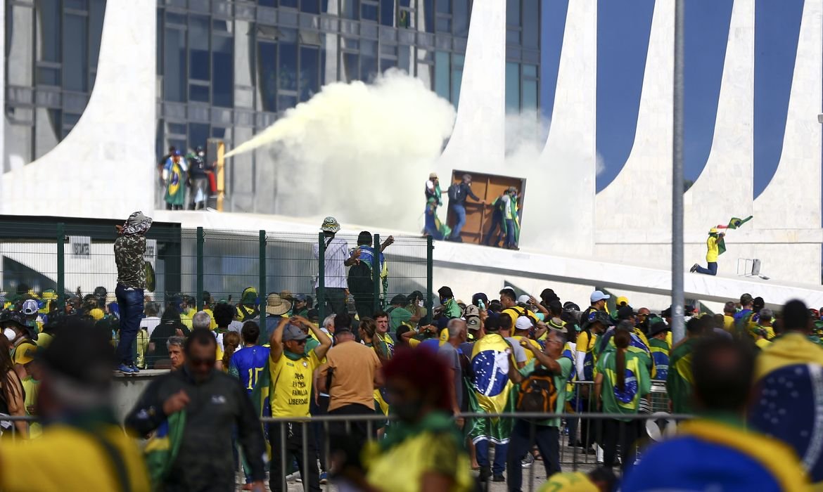 Câmara aprova projeto que reduz penas dos condenados pelo 8 de janeiro